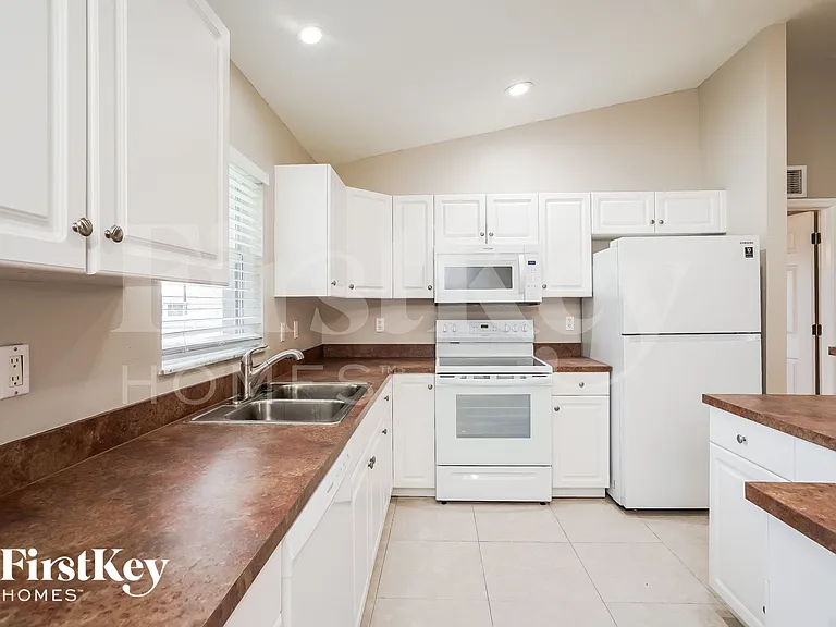2031 NE 9th Pl — Photo 6