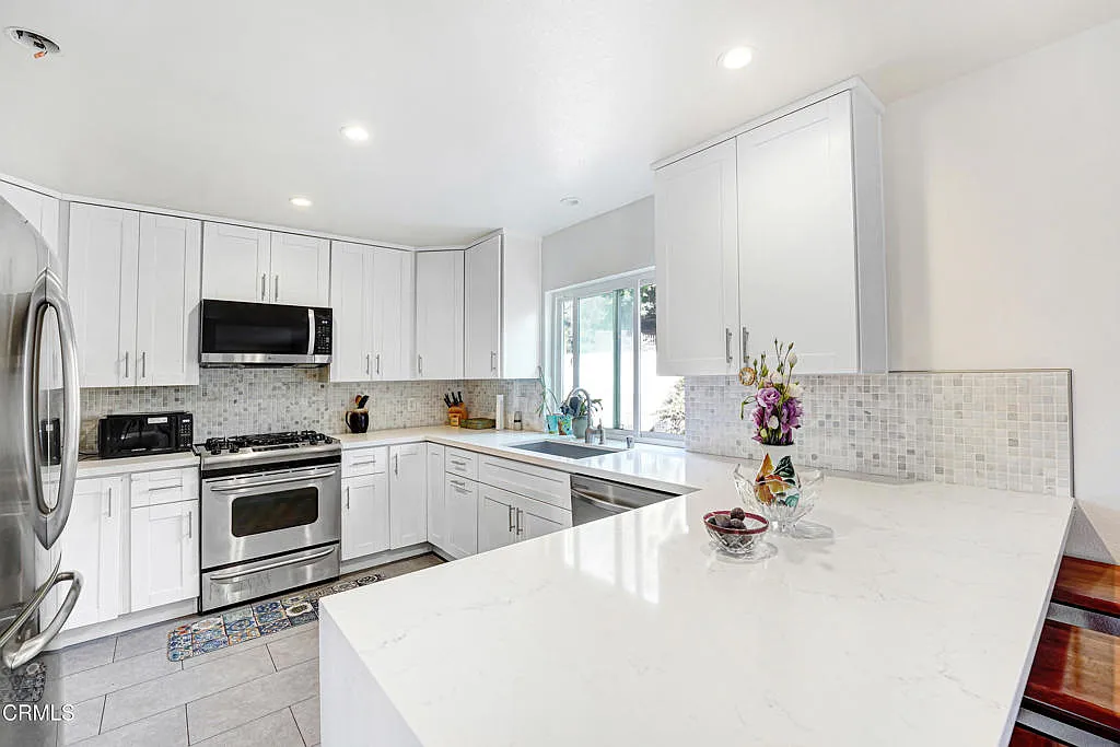 3 bed, 2.5 bath, 2179 sqft, $6,400 — Photo 3