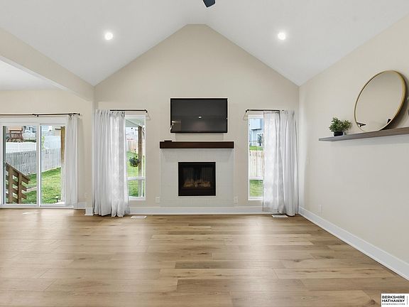 4th image of 2205 Park Crest Dr