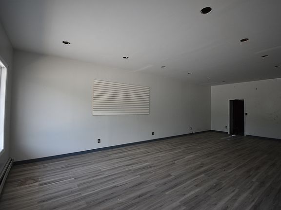4th image of 870 Violet Ave Suite 8