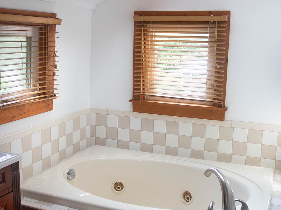 Jacuzzi room w/skylights