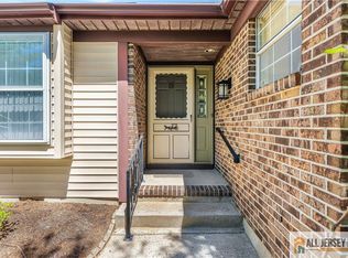 2 Ethan Allen Dr, Monroe Township, NJ 08831
