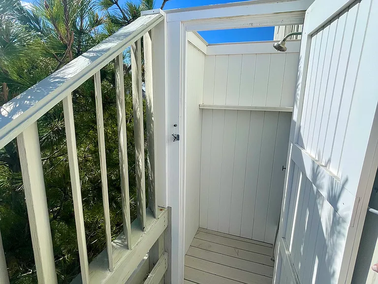 643 Dune Rd — Photo 4