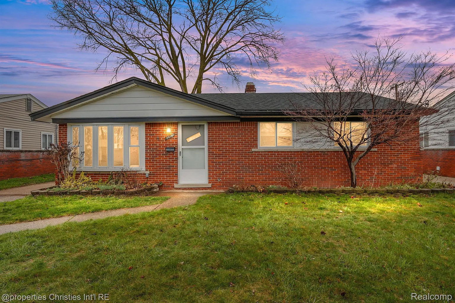 26184 Tawas St photo 1