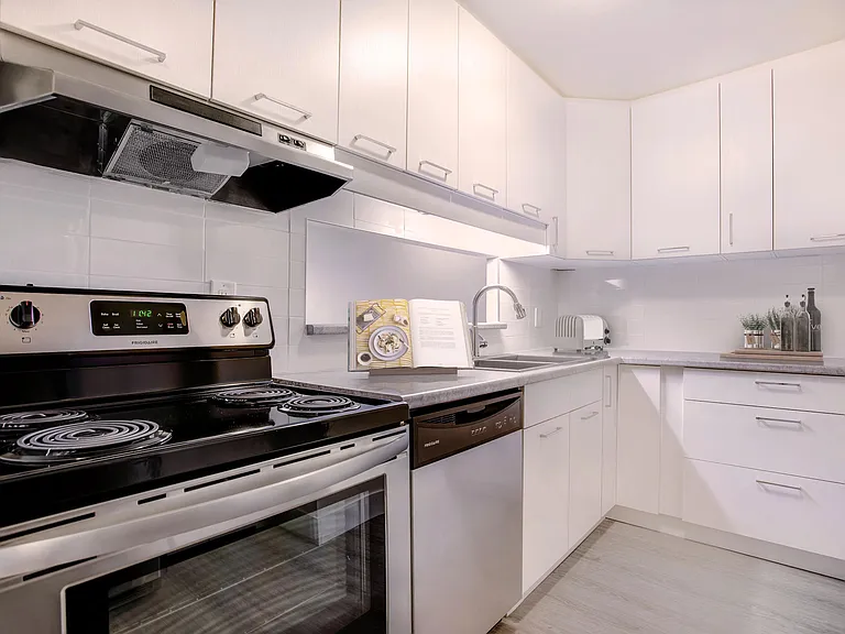 60 Conway Dr — Photo 2