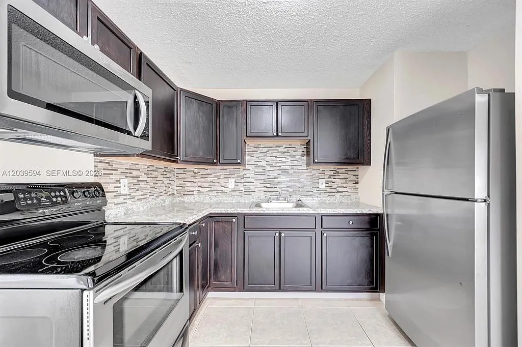 4 bed, 1210 sqft, $2,850 — Photo 2