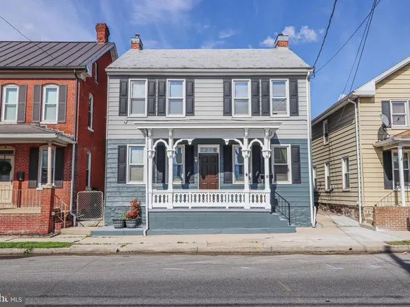 8 Carlisle St, New Oxford, PA 17350
