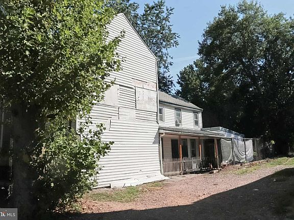 3rd image of 526 Lamberton St