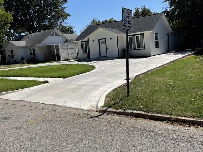 505 E Broadway Ave S — Photo 8