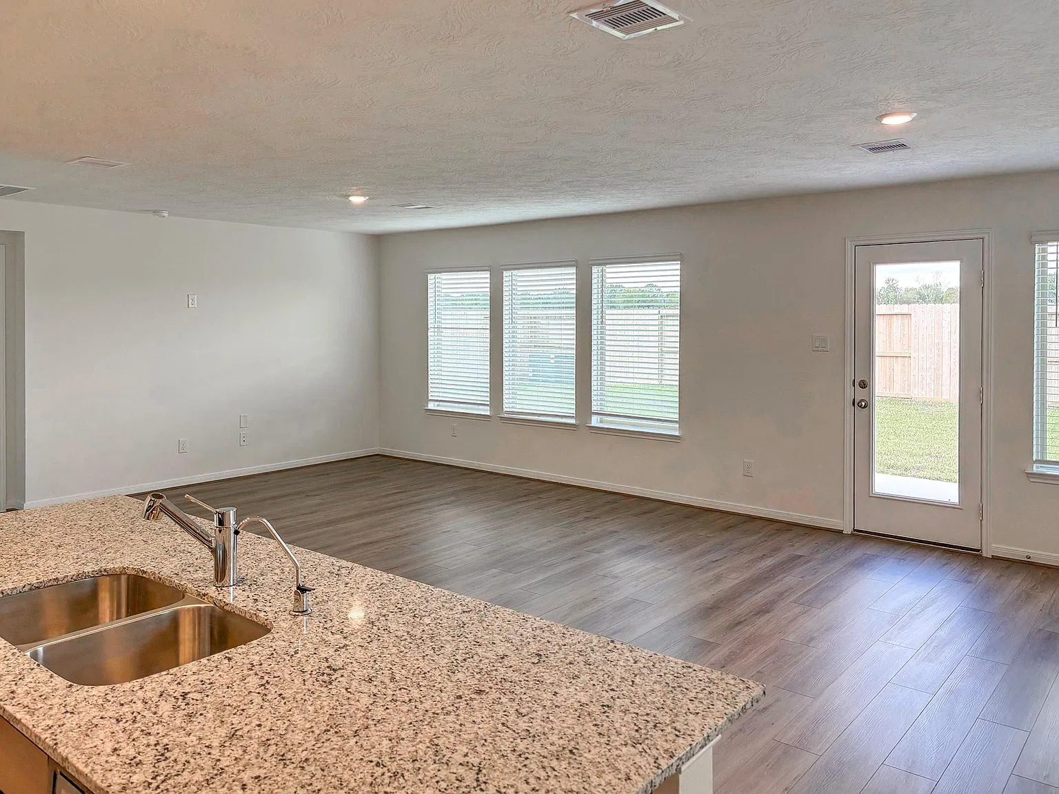 3 bed, 2.0 bath, 1675 sqft, $2,400 — Photo 3