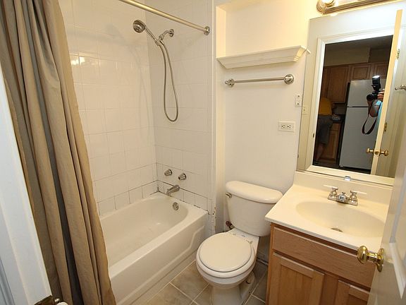 5th image of 5952 N Winthrop Ave #1P