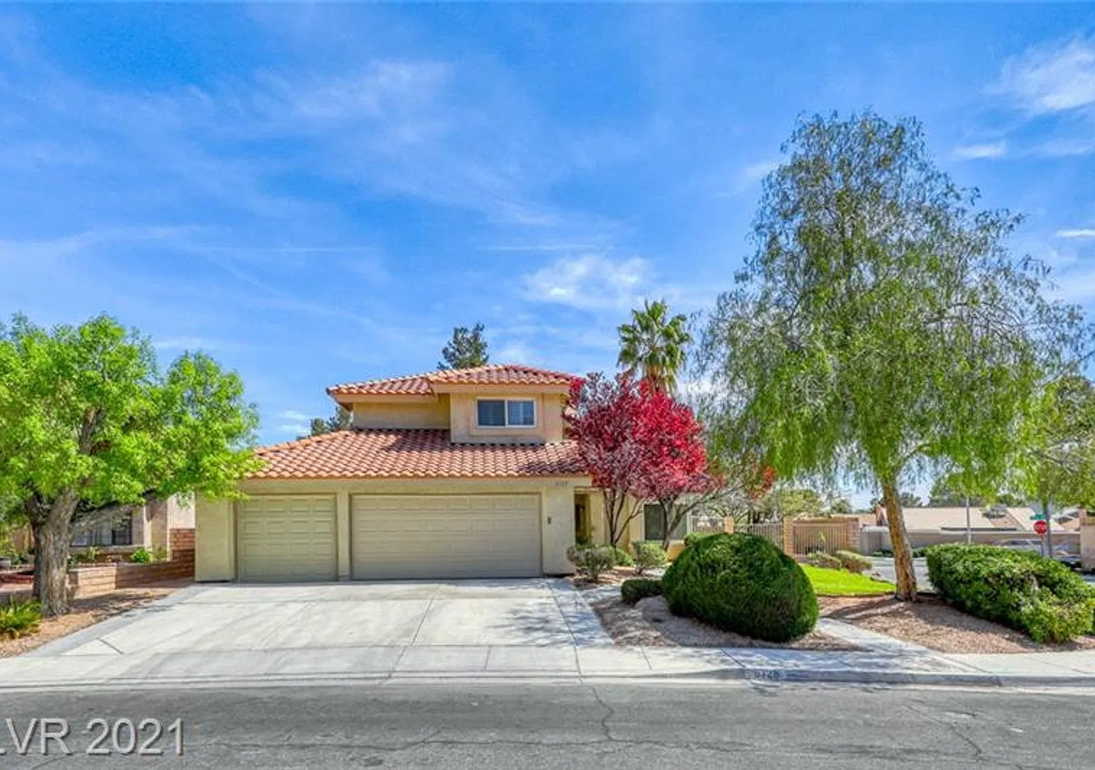Gorgeous 4 bedroom home with large corner lot! — Photo 1
