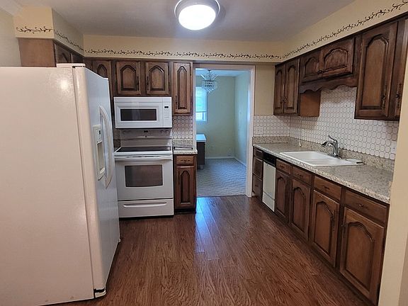 3rd image of 3205 Blackberry St