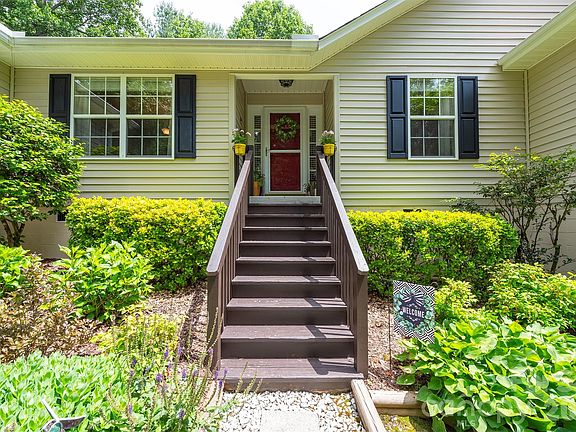 5th image of 8 Shadowbrook Dr