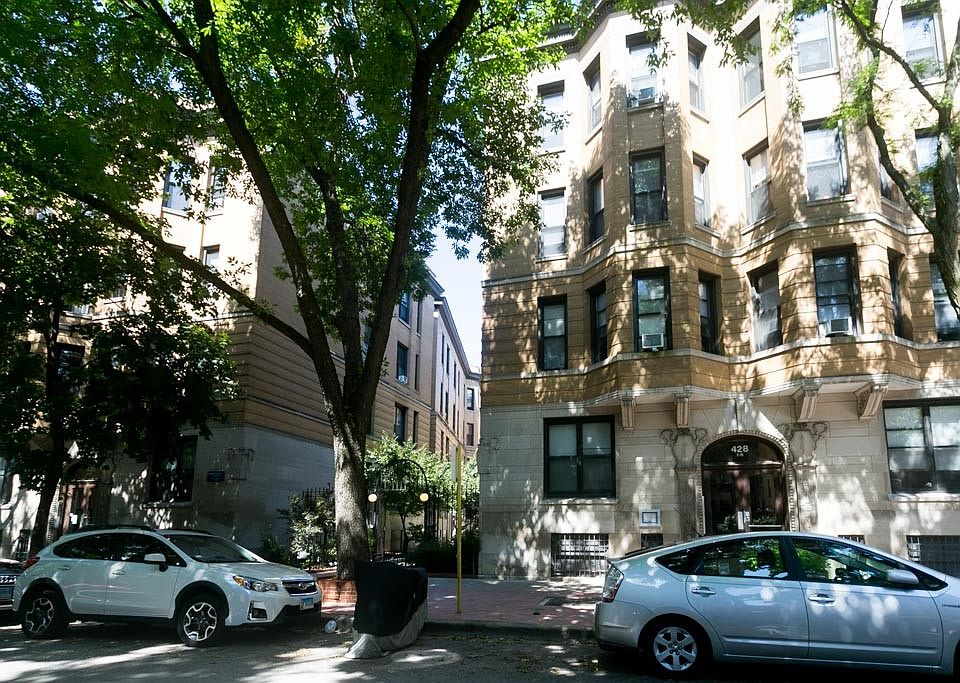 1st image of 438 W Belden Ave APT 11