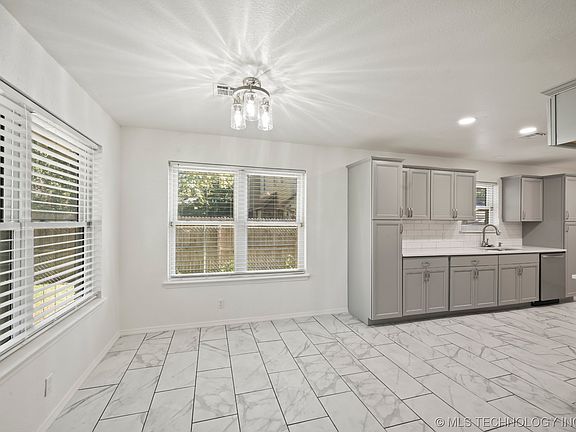 5th image of 2600 E Fort Worth St