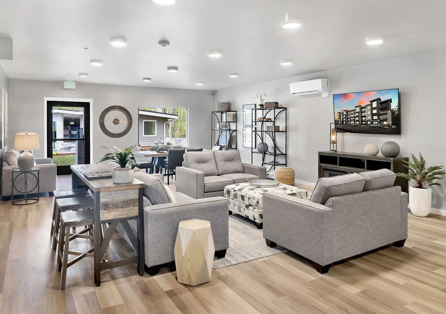Kingsway Apartments — Photo 2