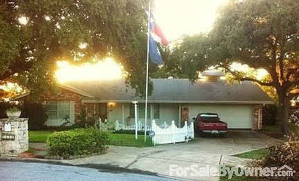 2610 Belvoir Dr
						:
						2 bed / 2 bath on large tree covered lot - white picket fence included!