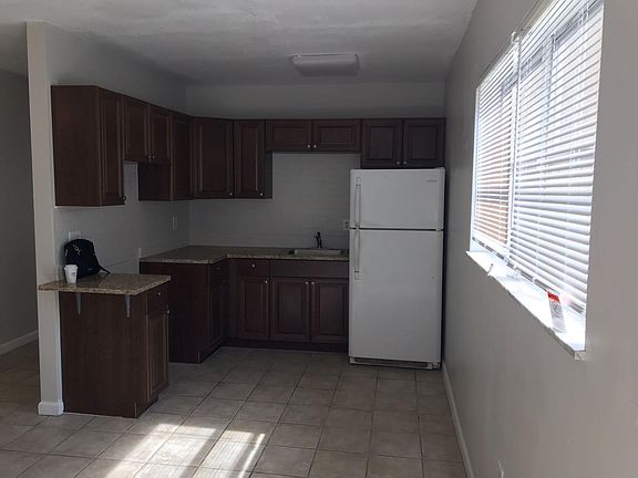 4th image of 400 SE 11th Ct #E