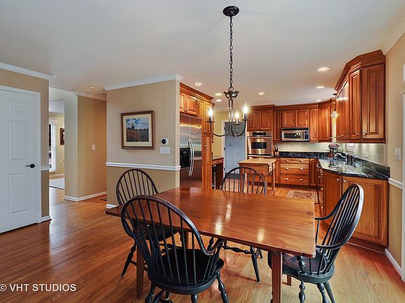 3rd image of 220 Carriage Hill Cir