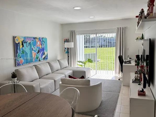 7660 SW 82nd St APT H110, Miami, FL 33143