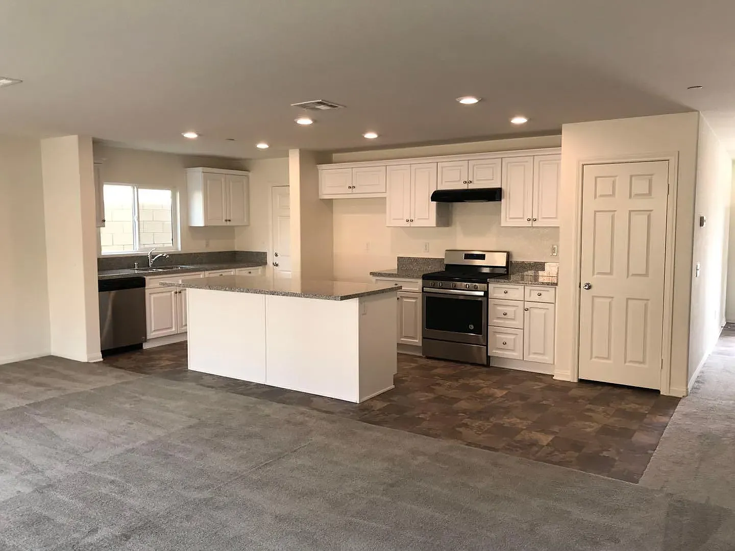 4 bed, 3.5 bath, 2470 sqft, $3,600 — Photo 2