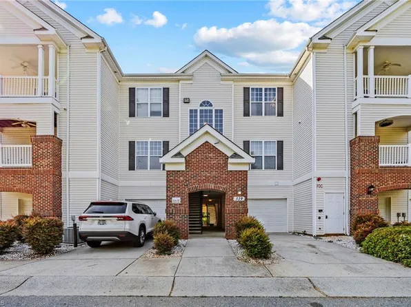 319 College Rd Unit 201, Greensboro, NC 27410