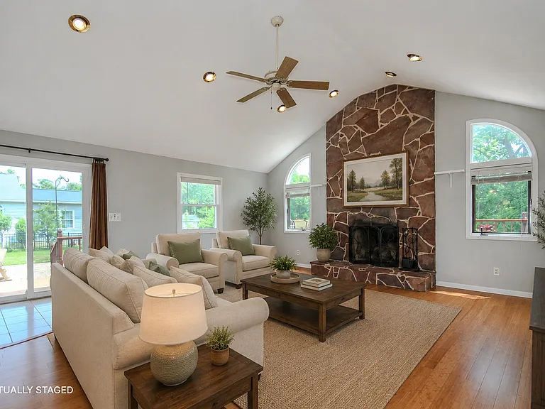 12433 Webster Rd — Photo 2