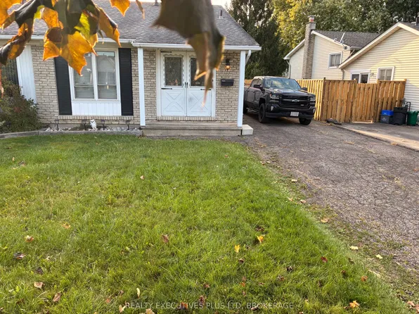 94 Carriage Rd, Saint Catharines, ON L2P 3S8