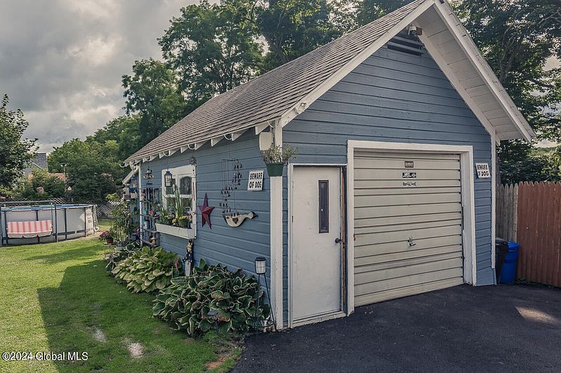 3rd image of 223 Clizbe Avenue