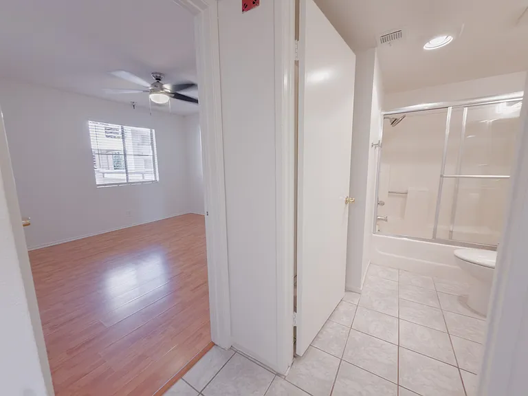 918 W College St #210 — Photo 11