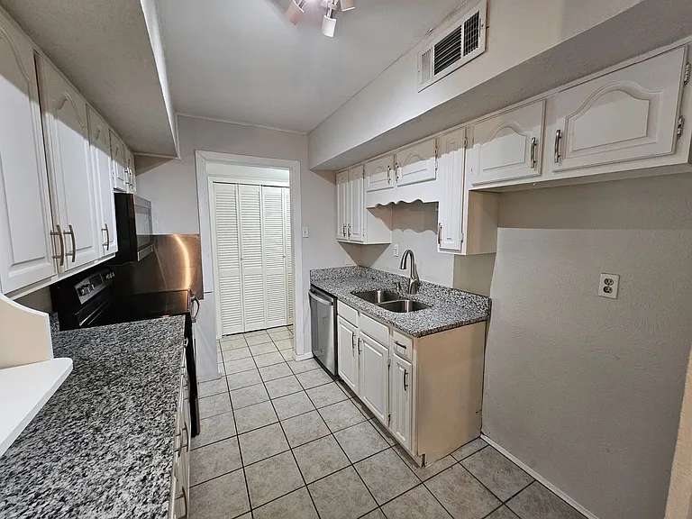 2906 Candlewick Ln — Photo 8