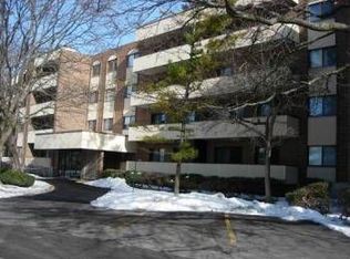 9242 Gross Point Rd APT 103, Skokie, IL 60077