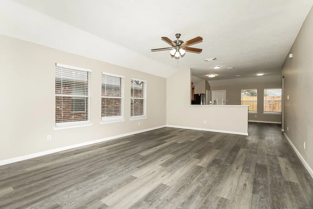 4 bed, 2.0 bath, 1715 sqft, $2,030 — Photo 3