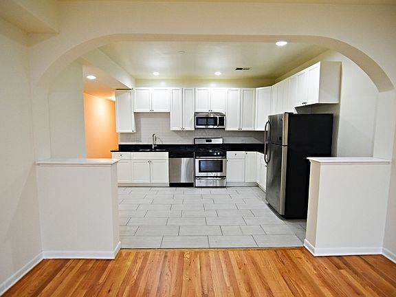 2nd image of 900-908 W Belmont Ave #912-2
