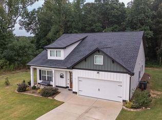 212 Live Oak Ln, Comer, GA 30629