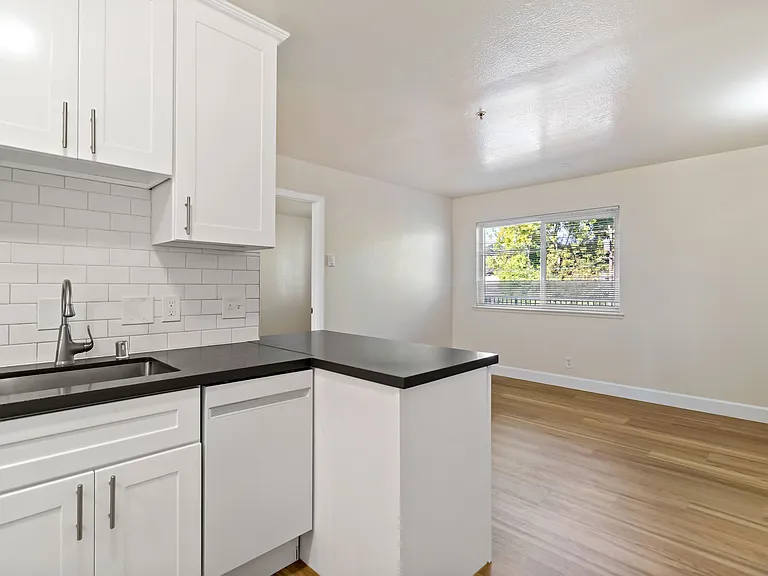 10900 Macarthur Blvd #2 — Photo 24