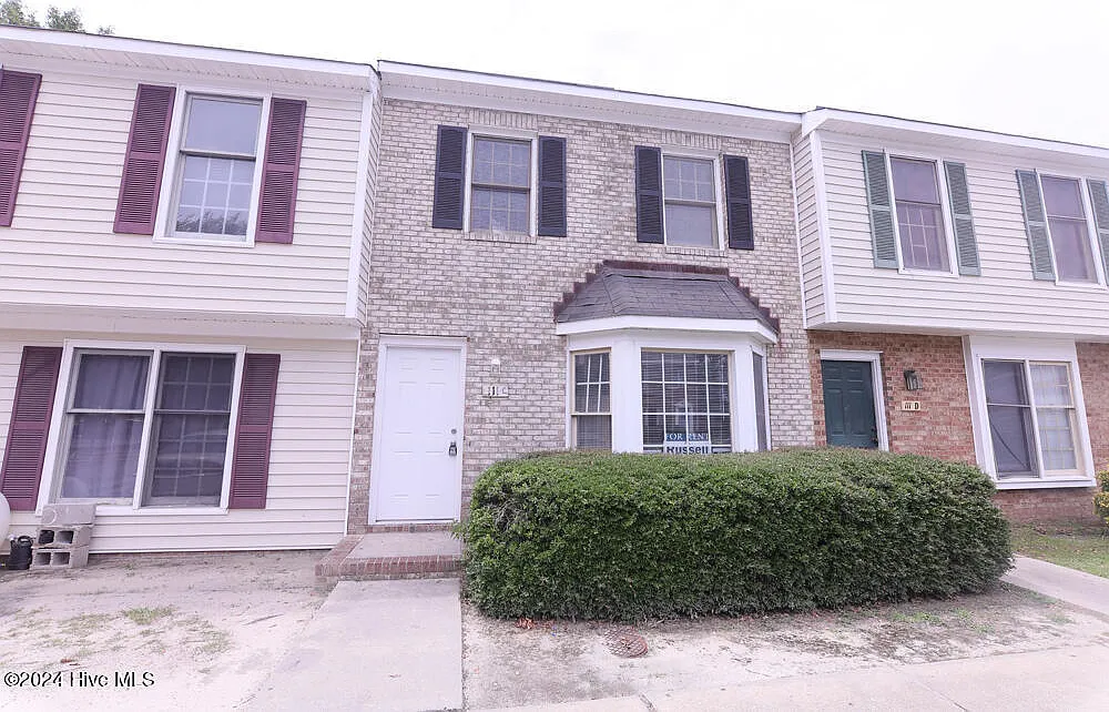 2 bed, 1.5 bath, $850 — Photo 1