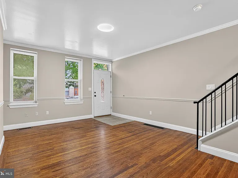 1953 E Stella St — Photo 3