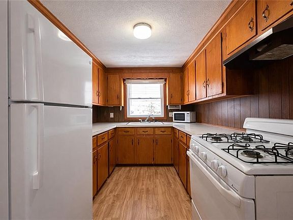5th image of 87 Pinehurst Ave