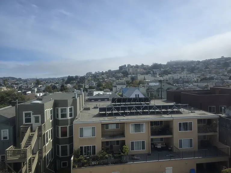 481 Elizabeth St — Photo 2