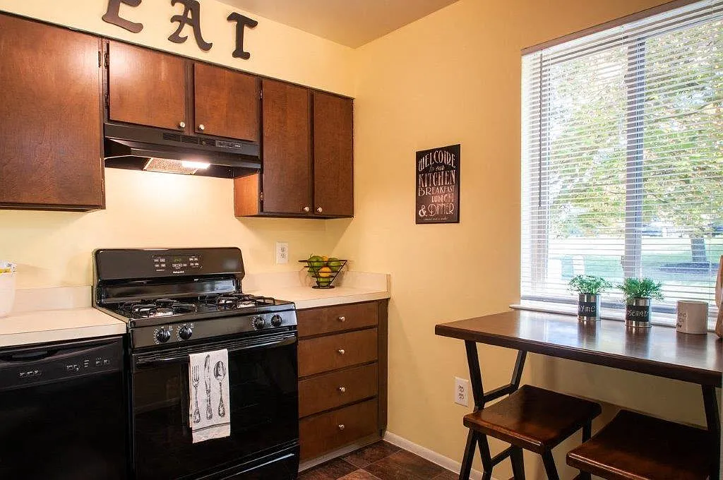 Lakewood Hills Apartments and Townhomes — Photo 3