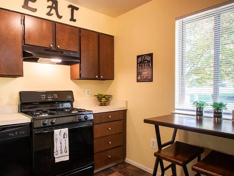 Lakewood Hills Apartments and Townhomes — Photo 3