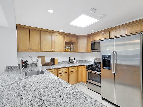 4th image of 558 Margaret St