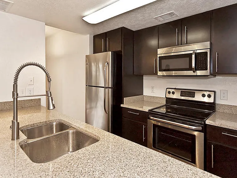 La Cima Newport Condos — Photo 6