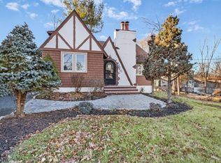 22 Burnet Hill Rd, Livingston, NJ 07039