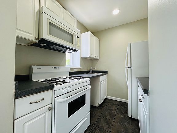 4th image of 418 Barbadoes St #100