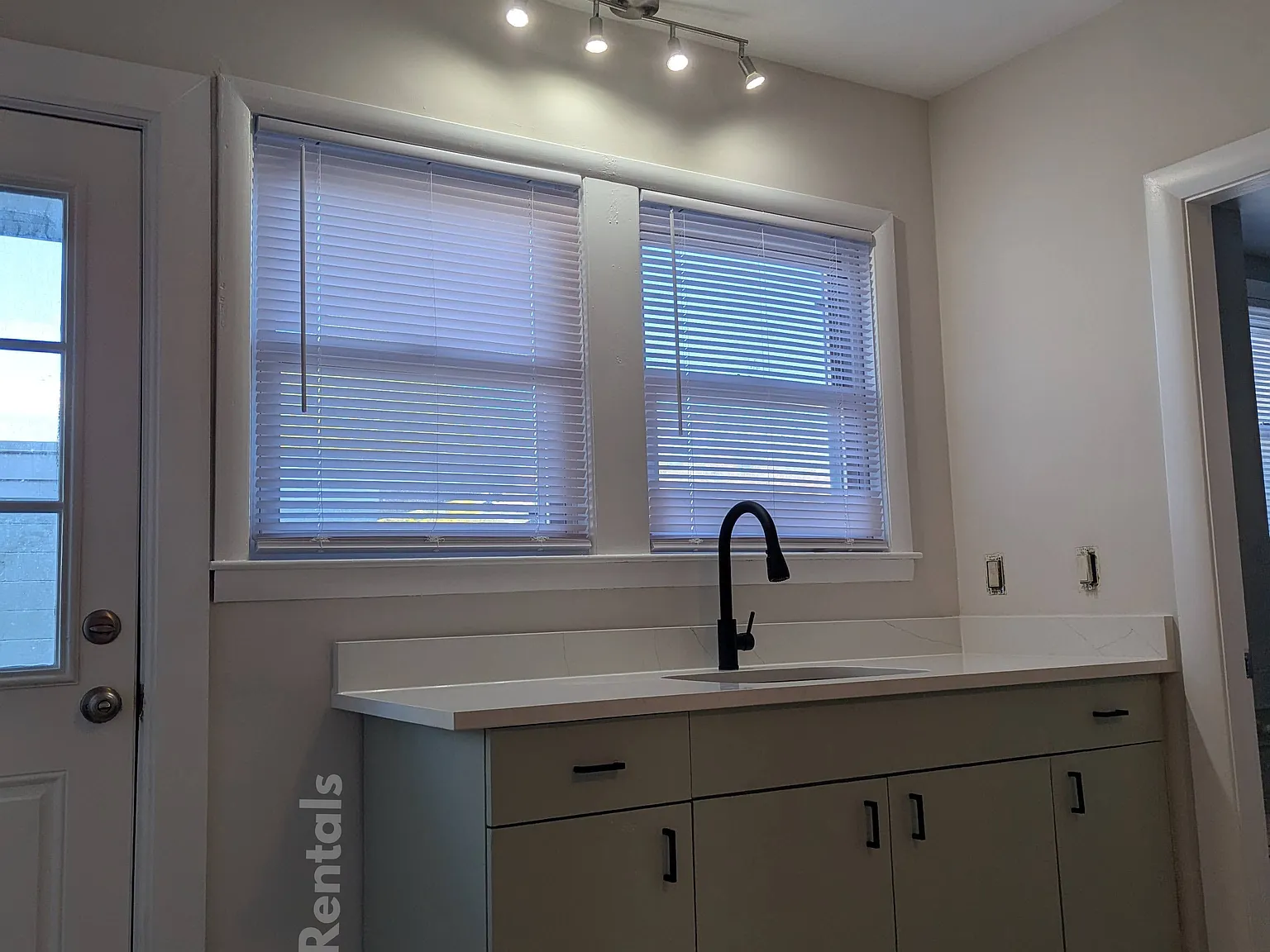 2 bed, 850 sqft, $1,800 — Photo 1