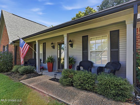 3rd image of 305 Mockingbird Ln