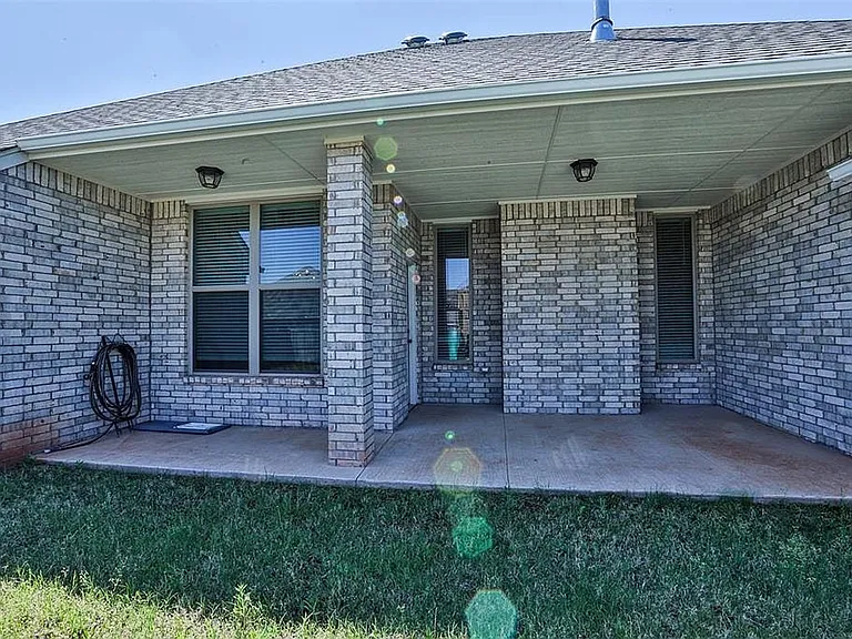 9301 SW 44th Ter — Photo 32